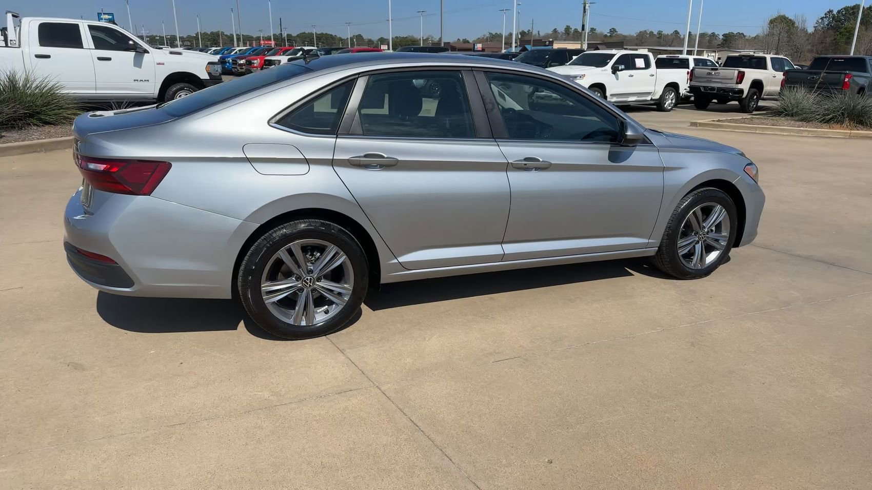 Used 2024 Volkswagen Jetta SE FWD image 8