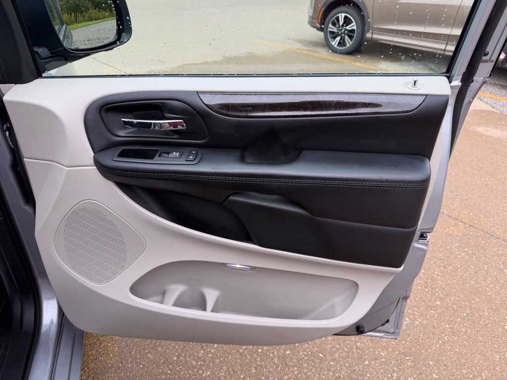 Used 2018 Dodge Grand Caravan SE FWD image 28