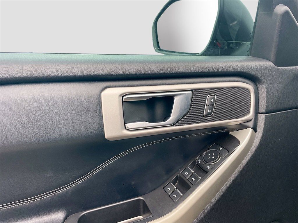 Used 2021 Ford Explorer XLT w/ Equipment Group 202A image 9