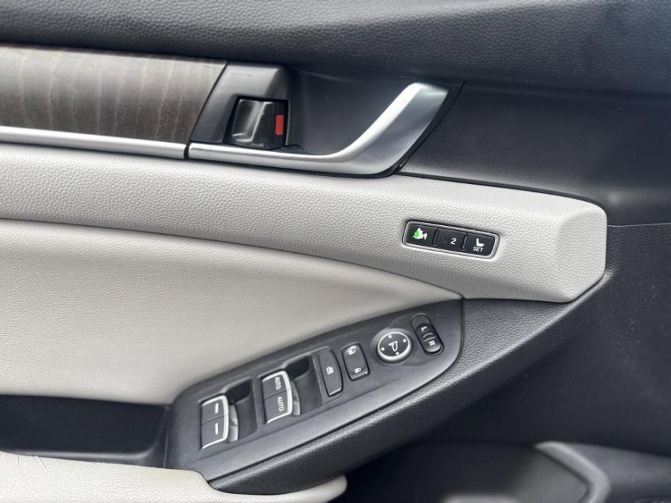 Used 2018 Honda Accord Touring image 33