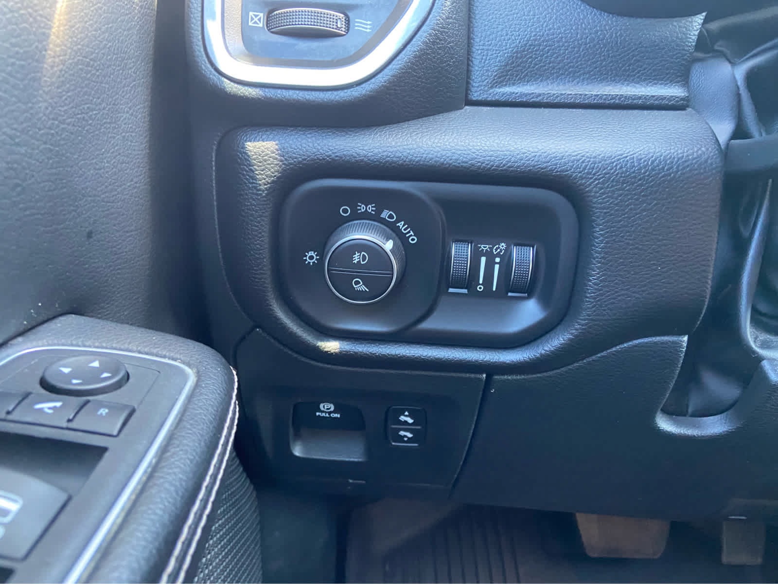 Used 2023 RAM 1500 Laramie AWD/4WD image 23