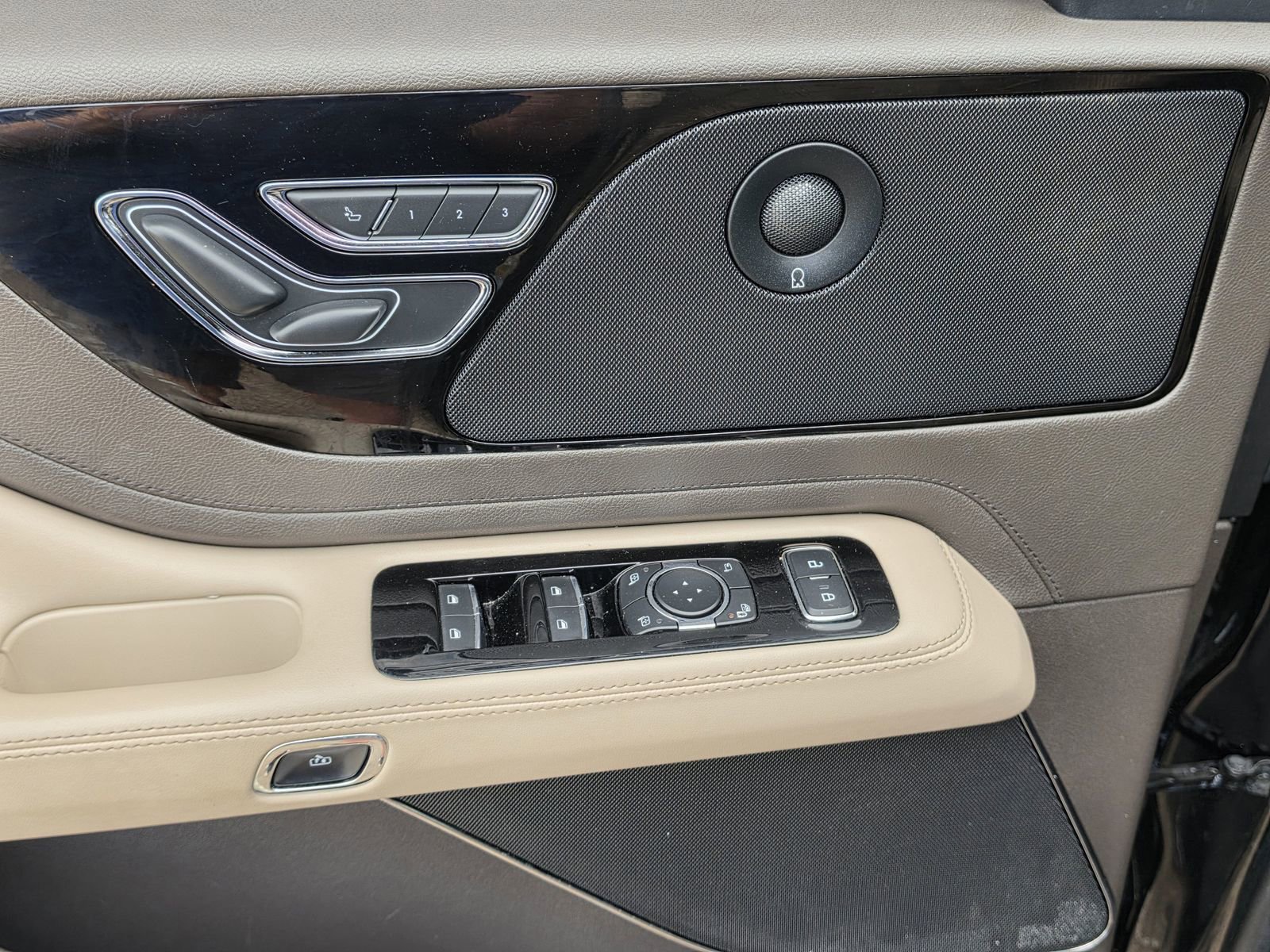 Used 2021 Lincoln Aviator Reserve w/ Equipment Group 208A image 7