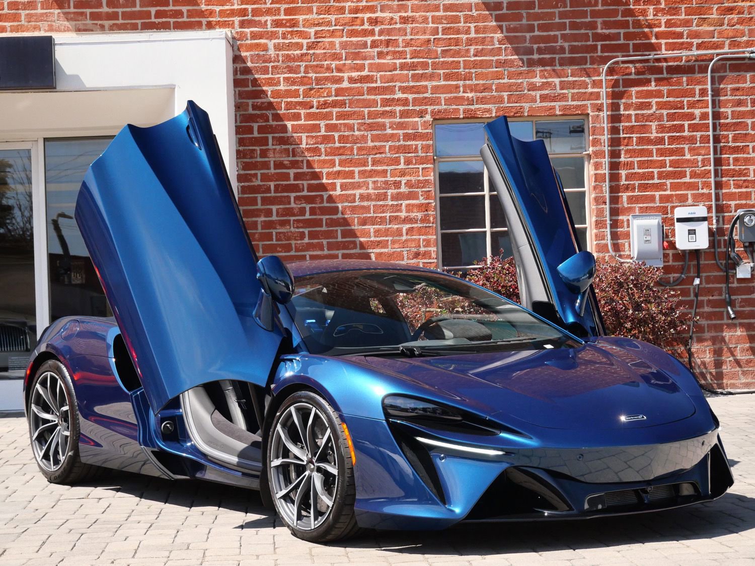 Used 2023 McLaren Artura RWD image 17