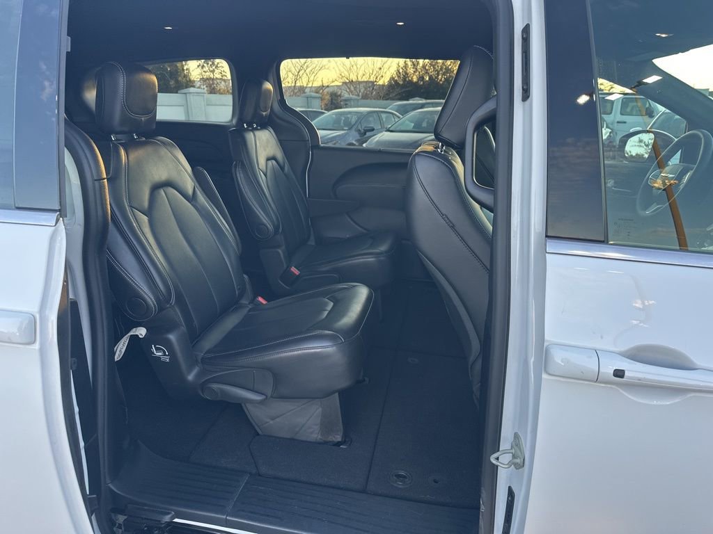 Used 2025 Chrysler Pacifica Select image 11