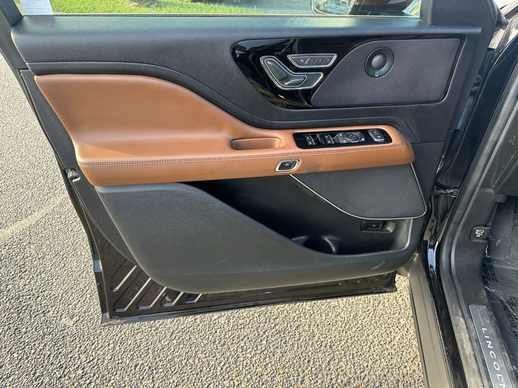 Used 2023 Lincoln Aviator Reserve w/ Equipment Group 201A RWD image 10