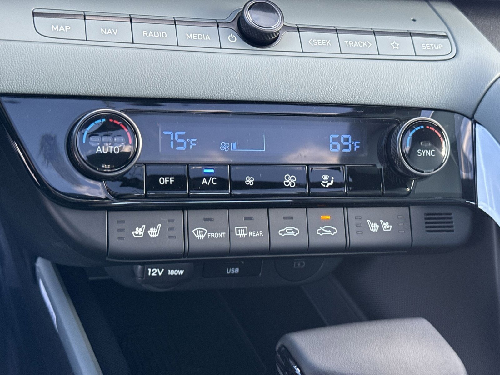 New 2025 Hyundai Elantra Limited image 21