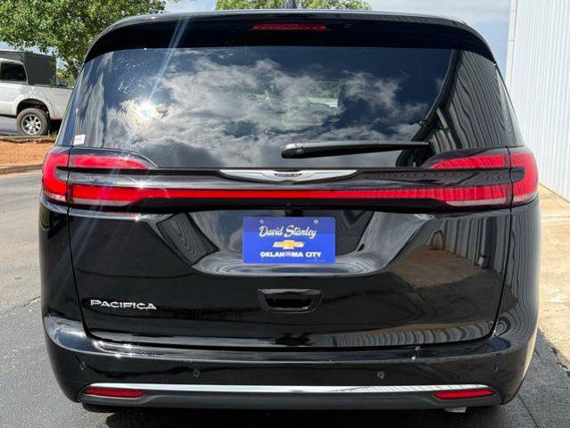 Used 2026 Chrysler Pacifica Select image 17