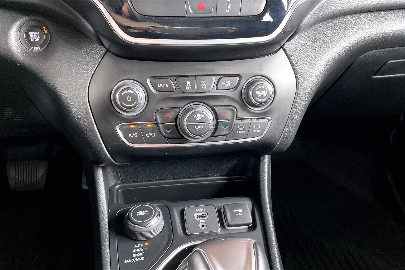 Used 2022 Jeep Cherokee Limited w/ Mopar Interior Package AWD/4WD image 14