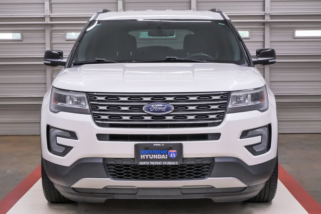 Used 2017 Ford Explorer XLT w/ Equipment Group 201A FWD image 3