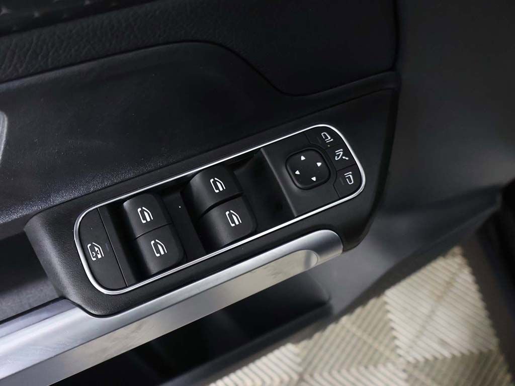 Used 2025 Mercedes-Benz GLB 250 4MATIC image 37