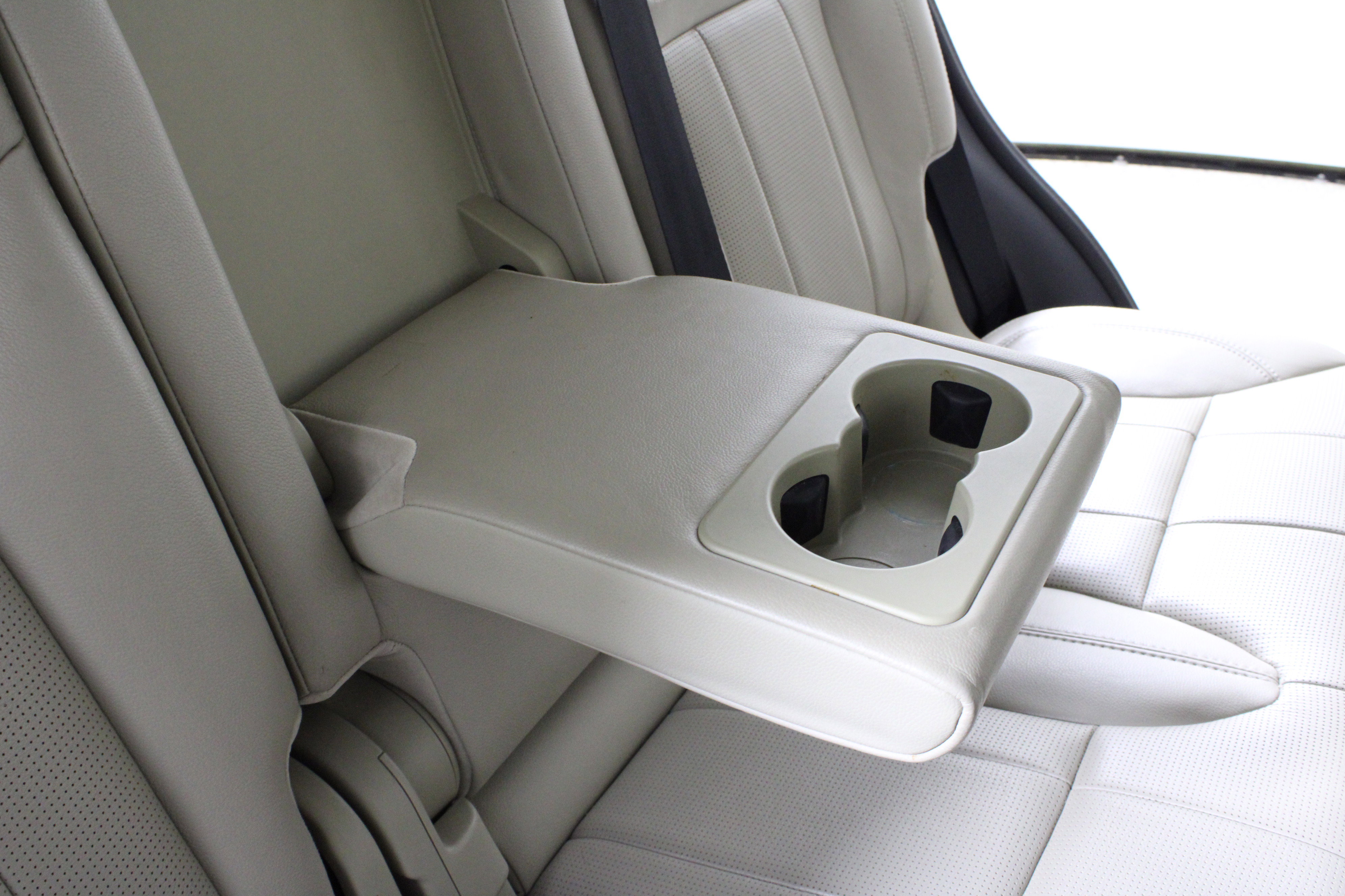 Used 2017 Land Rover Discovery HSE image 15