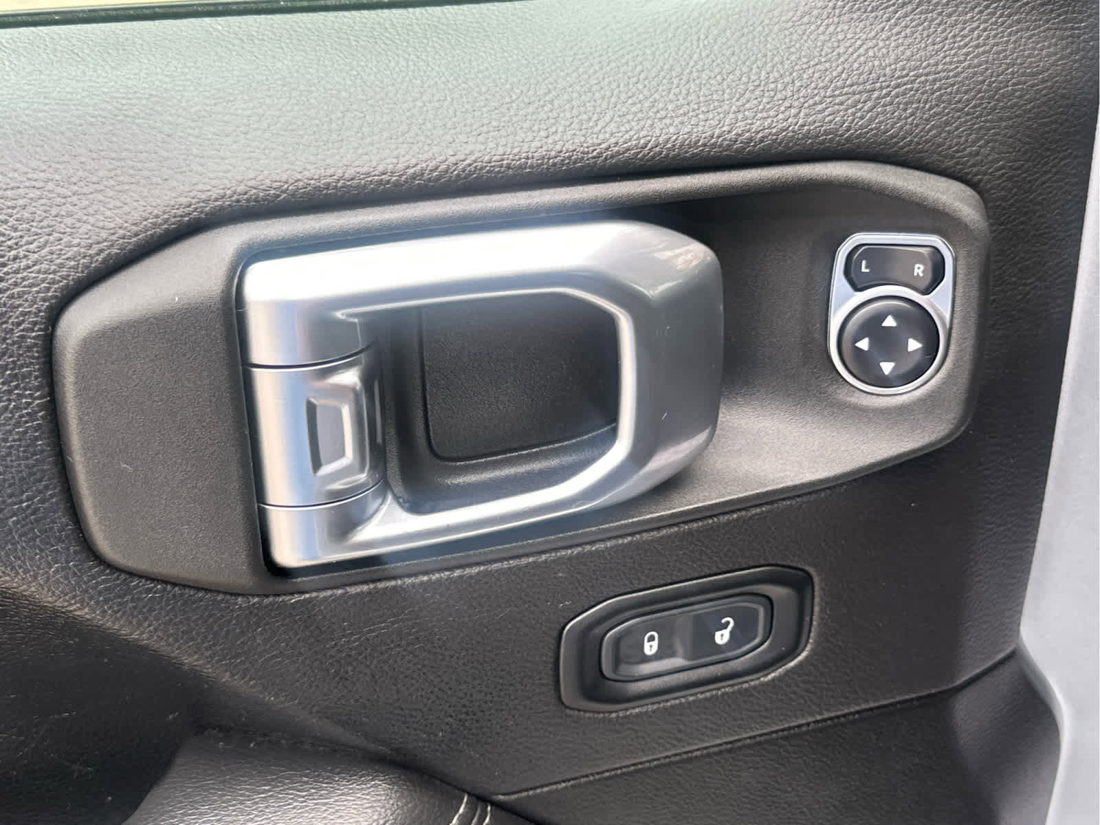 Used 2023 Jeep Gladiator Overland AWD/4WD image 25