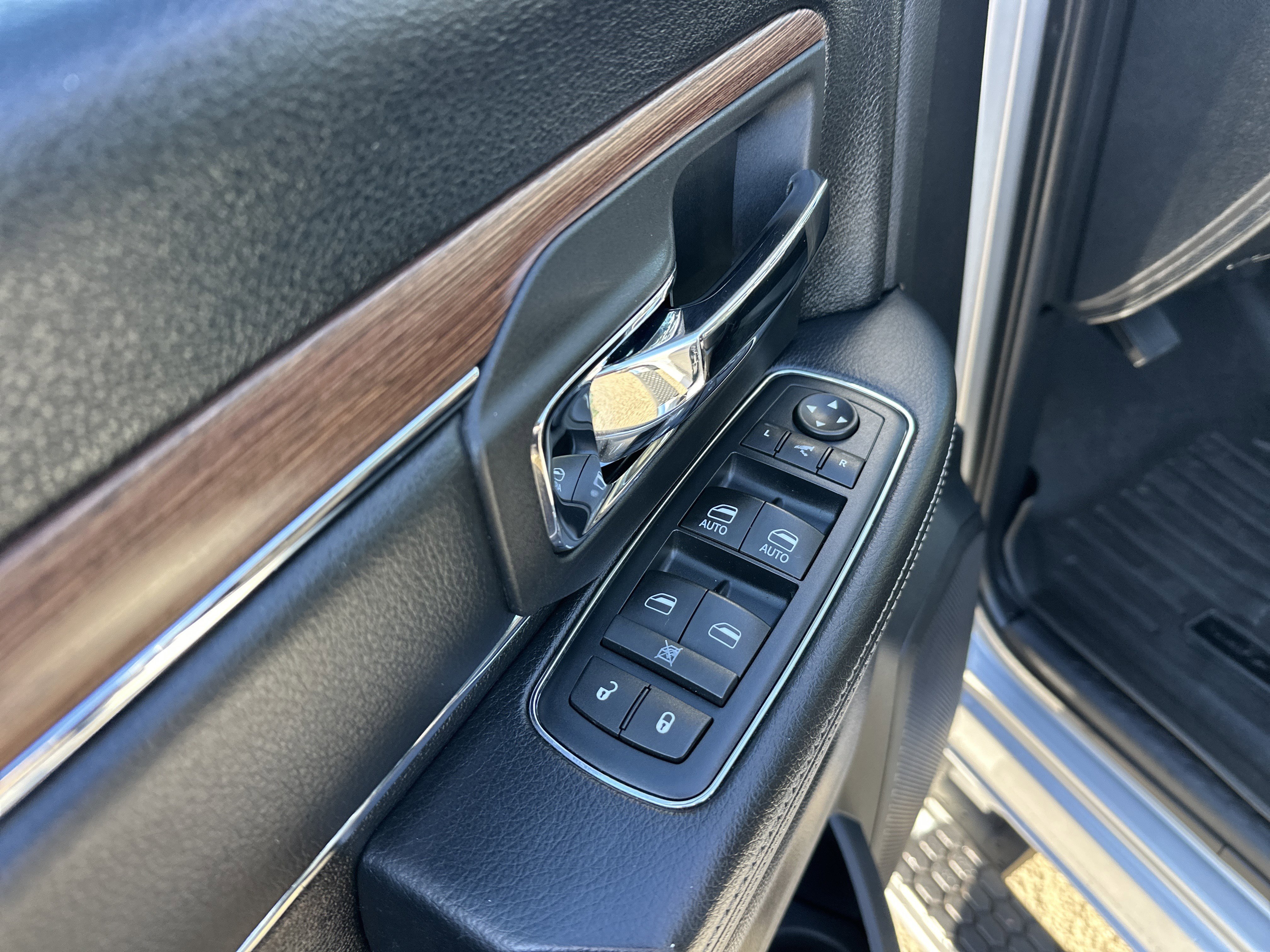 Used 2016 RAM 2500 Laramie w/ Convenience Group image 15