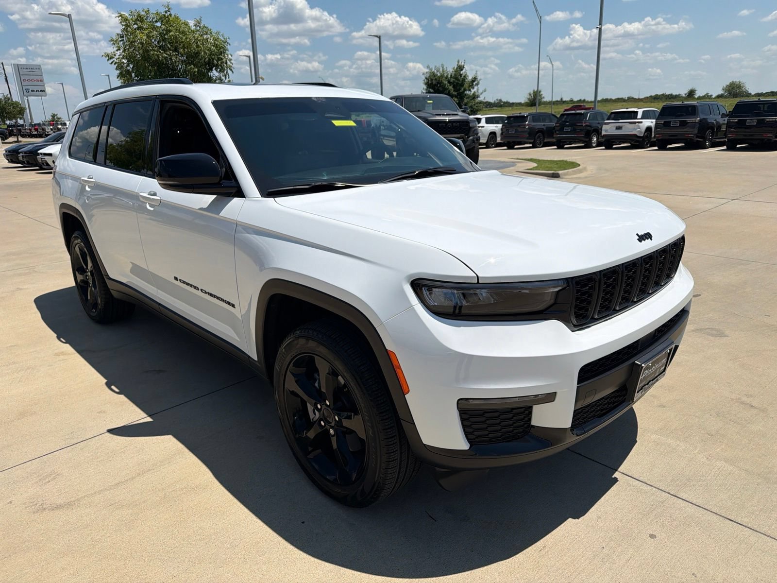 Used 2025 Jeep Grand Cherokee L Limited w/ Black Appearance Package AWD/4WD image 7