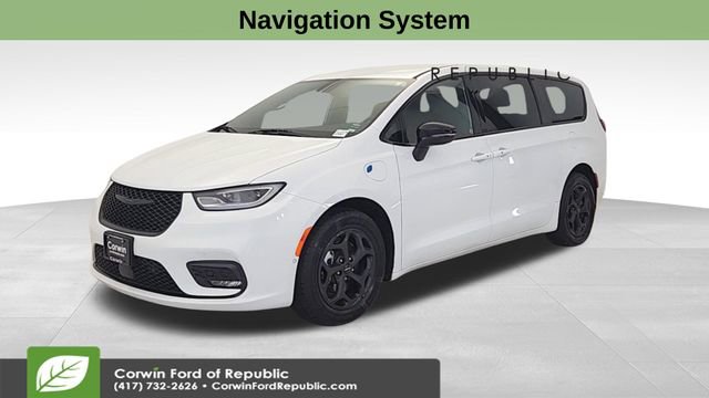 Used 2024 Chrysler Pacifica Select image 3