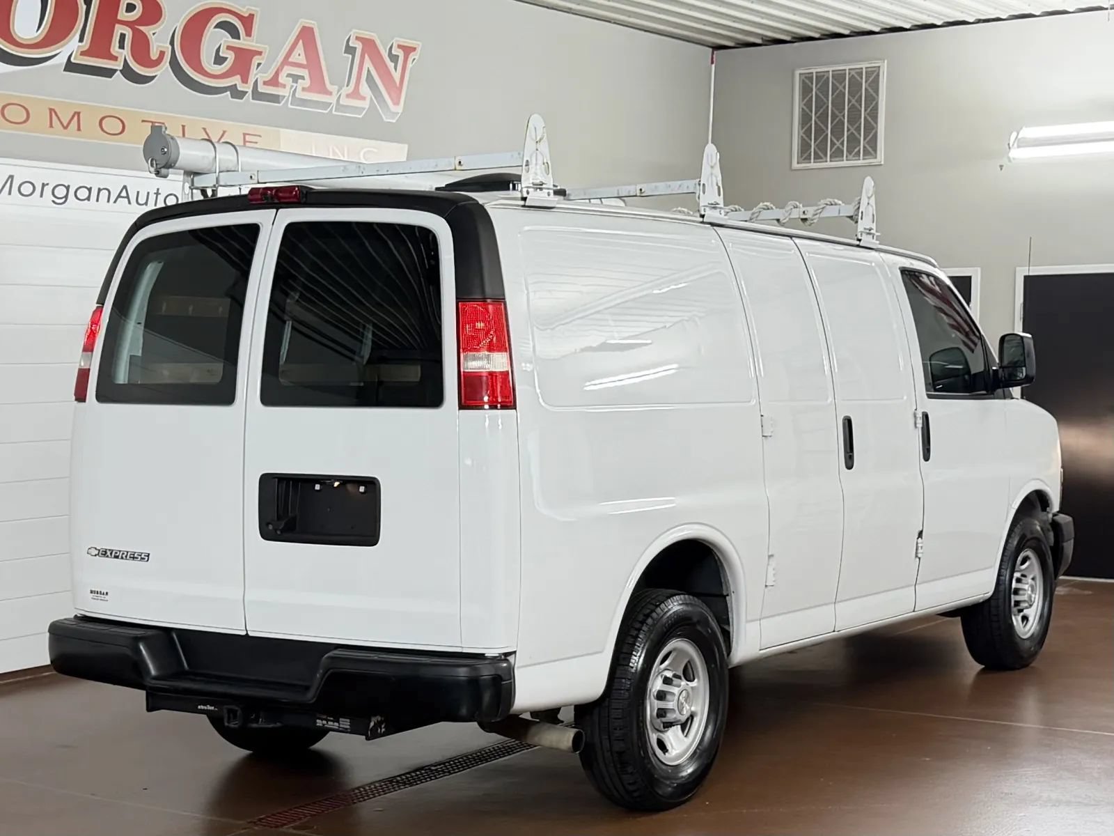 Used 2018 Chevrolet Express 2500 RWD image 3