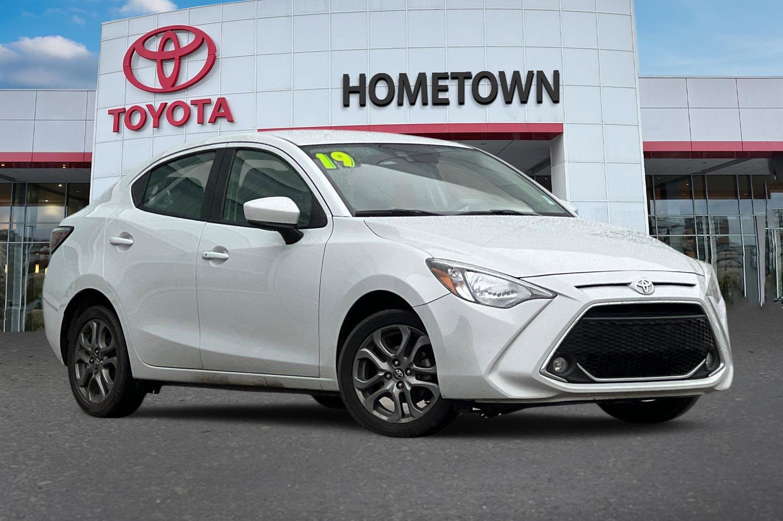 Used 2019 Toyota Yaris LE image 2