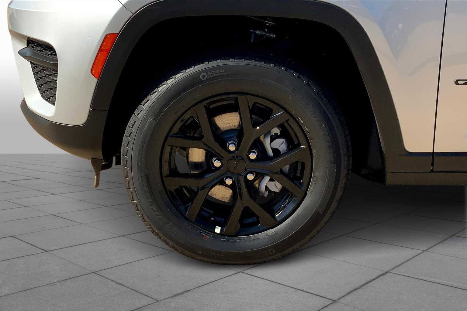 New 2025 Jeep Grand Cherokee Altitude image 11