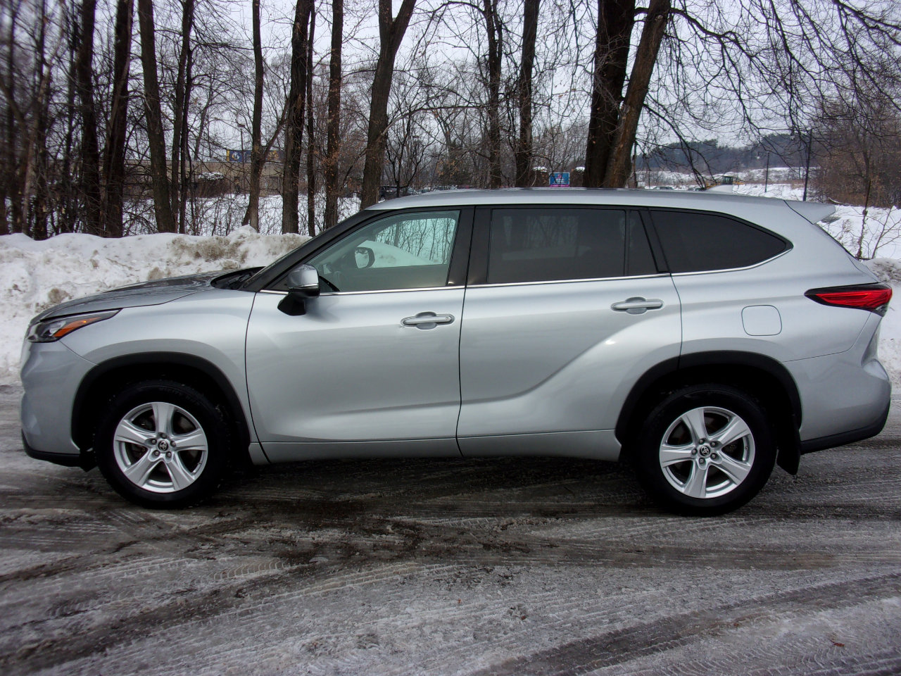 Used 2020 Toyota Highlander LE image 2