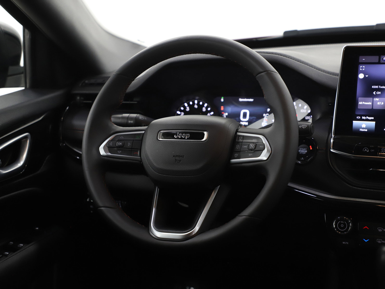 Used 2025 Jeep Compass Trailhawk image 14