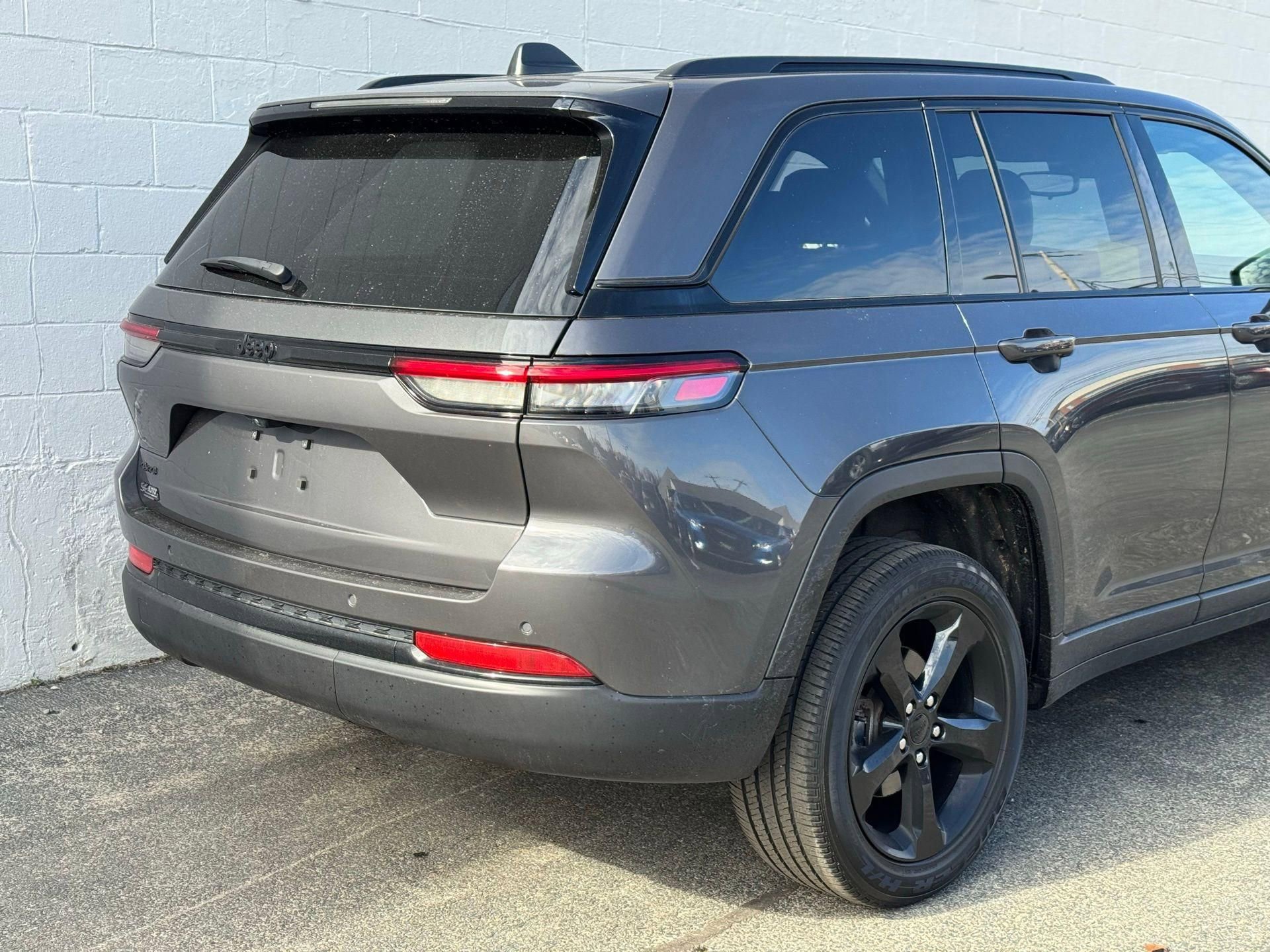 Used 2023 Jeep Grand Cherokee Altitude image 7