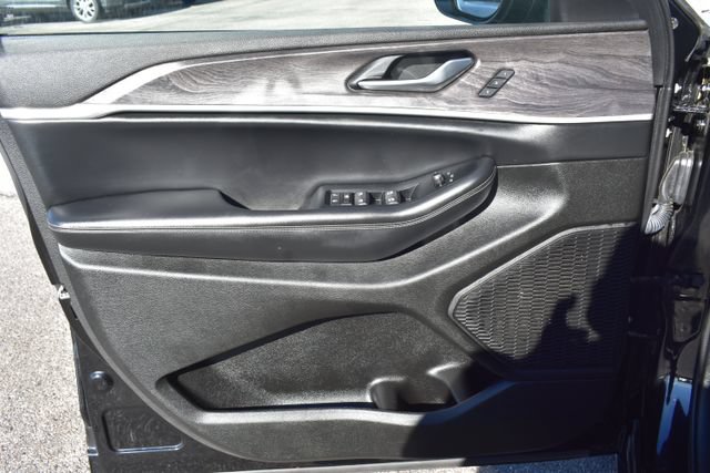Used 2023 Jeep Grand Cherokee L Limited AWD/4WD image 19