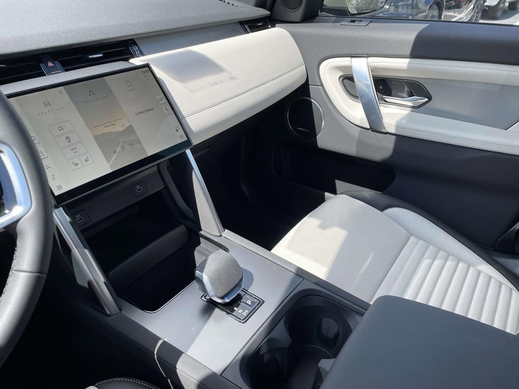 New 2026 Land Rover Discovery Sport Landmark image 32