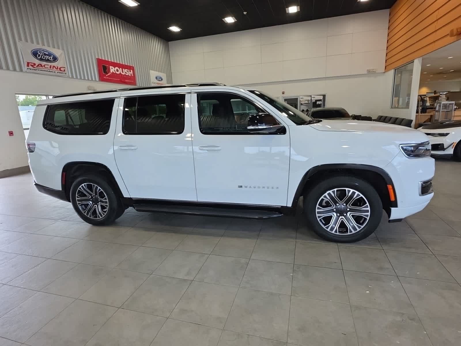 Used 2023 Jeep Wagoneer L Series II AWD/4WD image 5