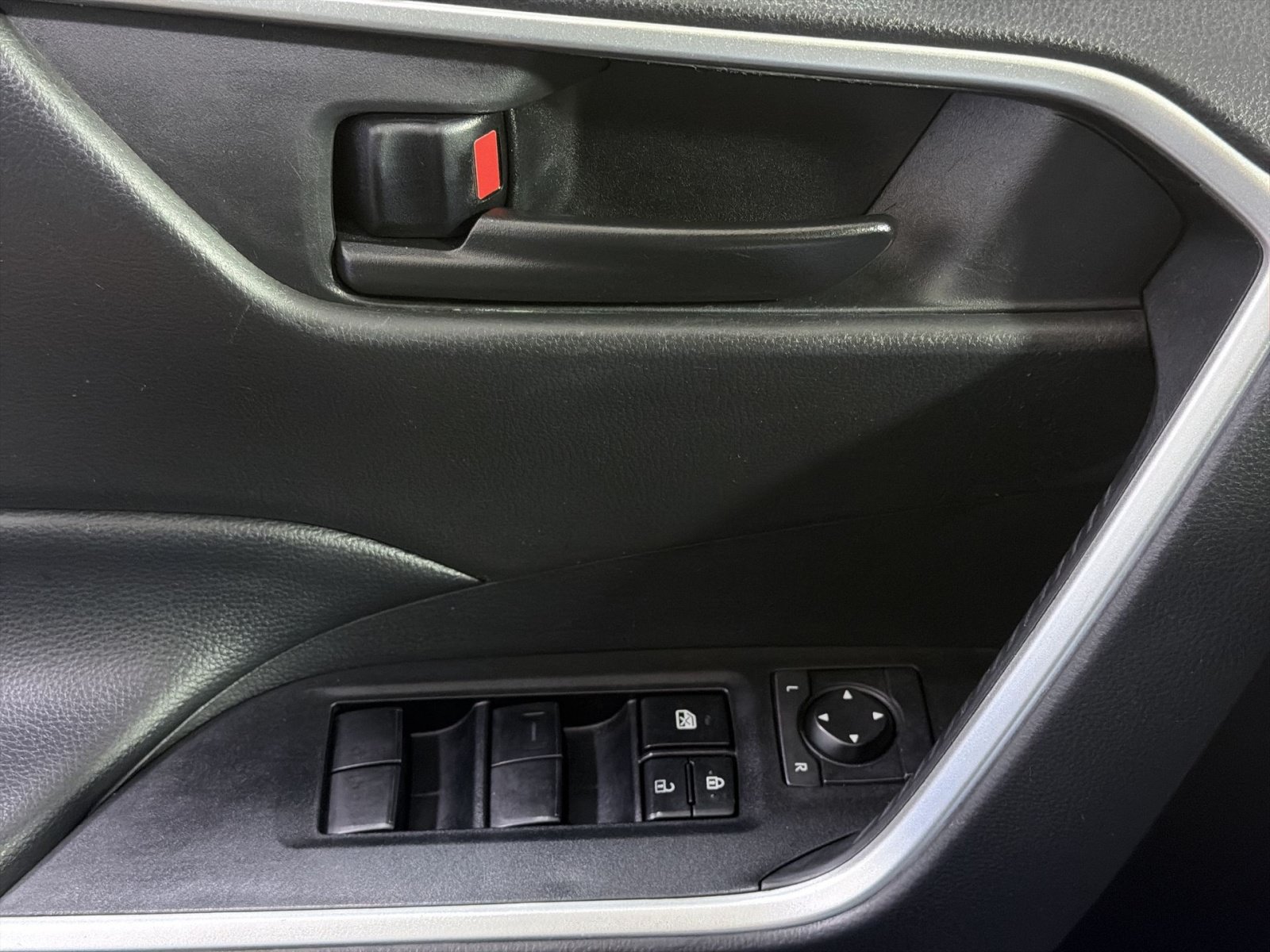 Used 2023 Toyota RAV4 LE AWD/4WD image 31