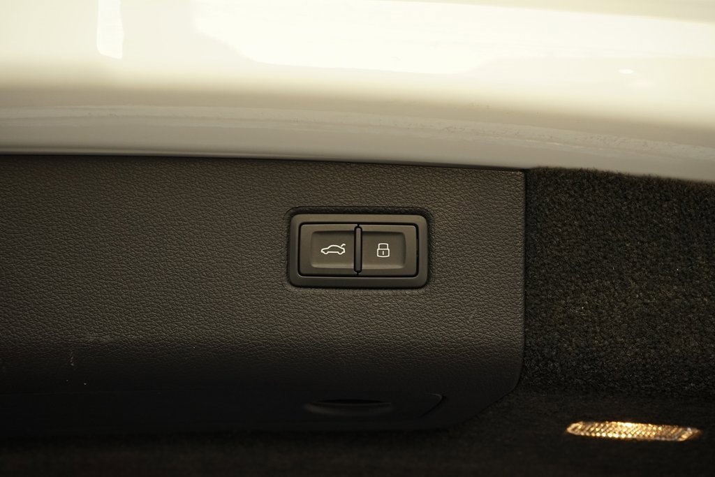 Used 2023 Bentley Bentayga Plug-In Hybrid image 34