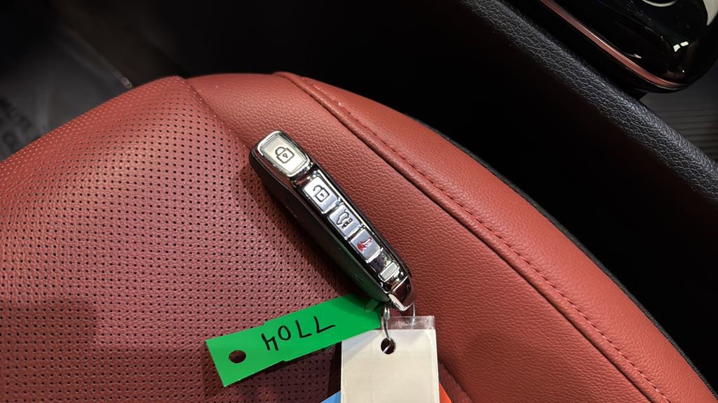 Used 2025 Kia Sportage SX image 21