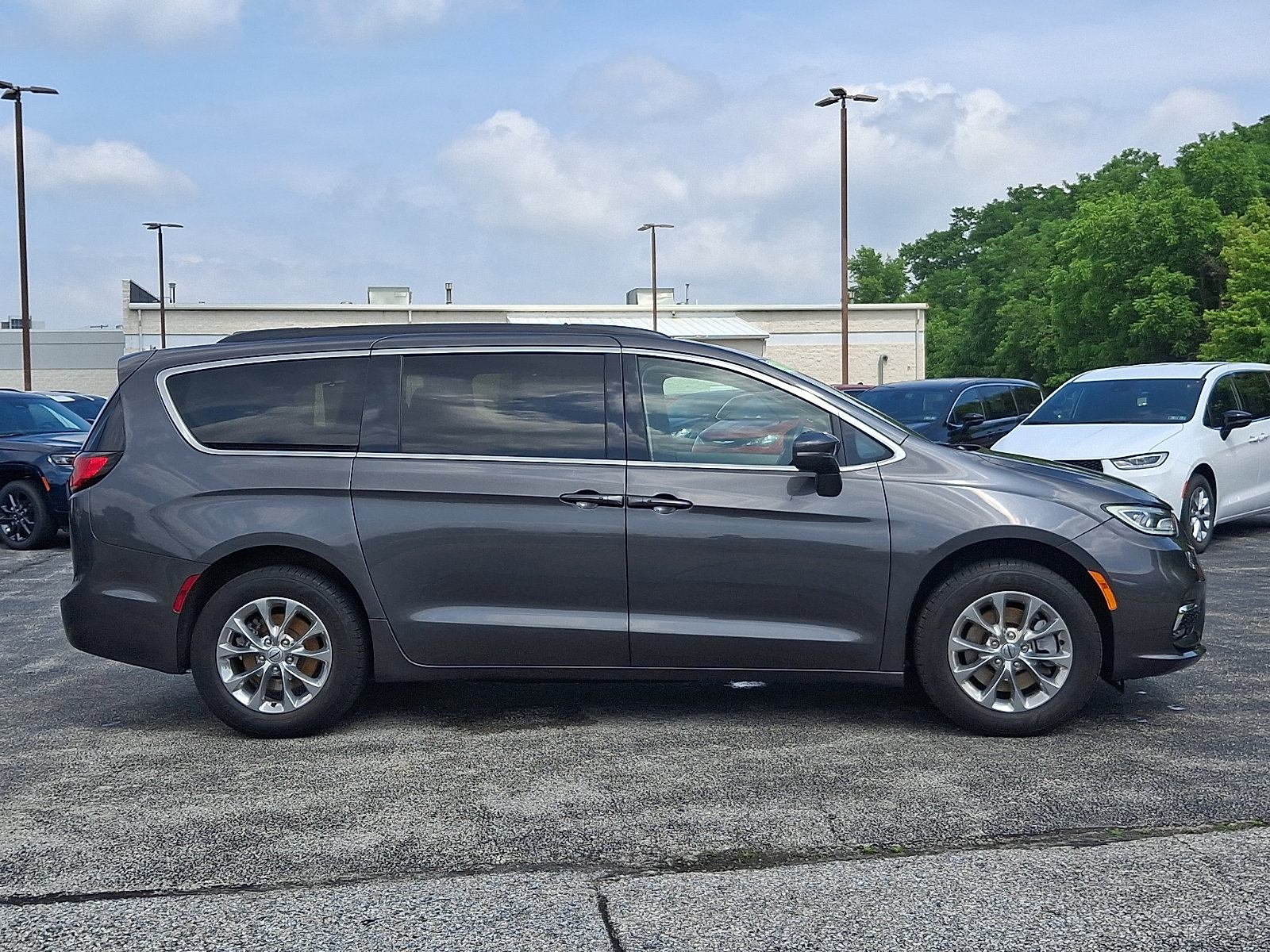 Certified 2022 Chrysler Pacifica Touring-L AWD/4WD image 13