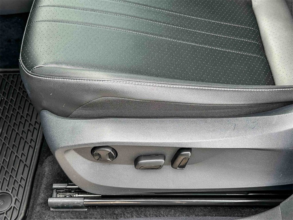 Used 2024 Volkswagen Tiguan SE image 15