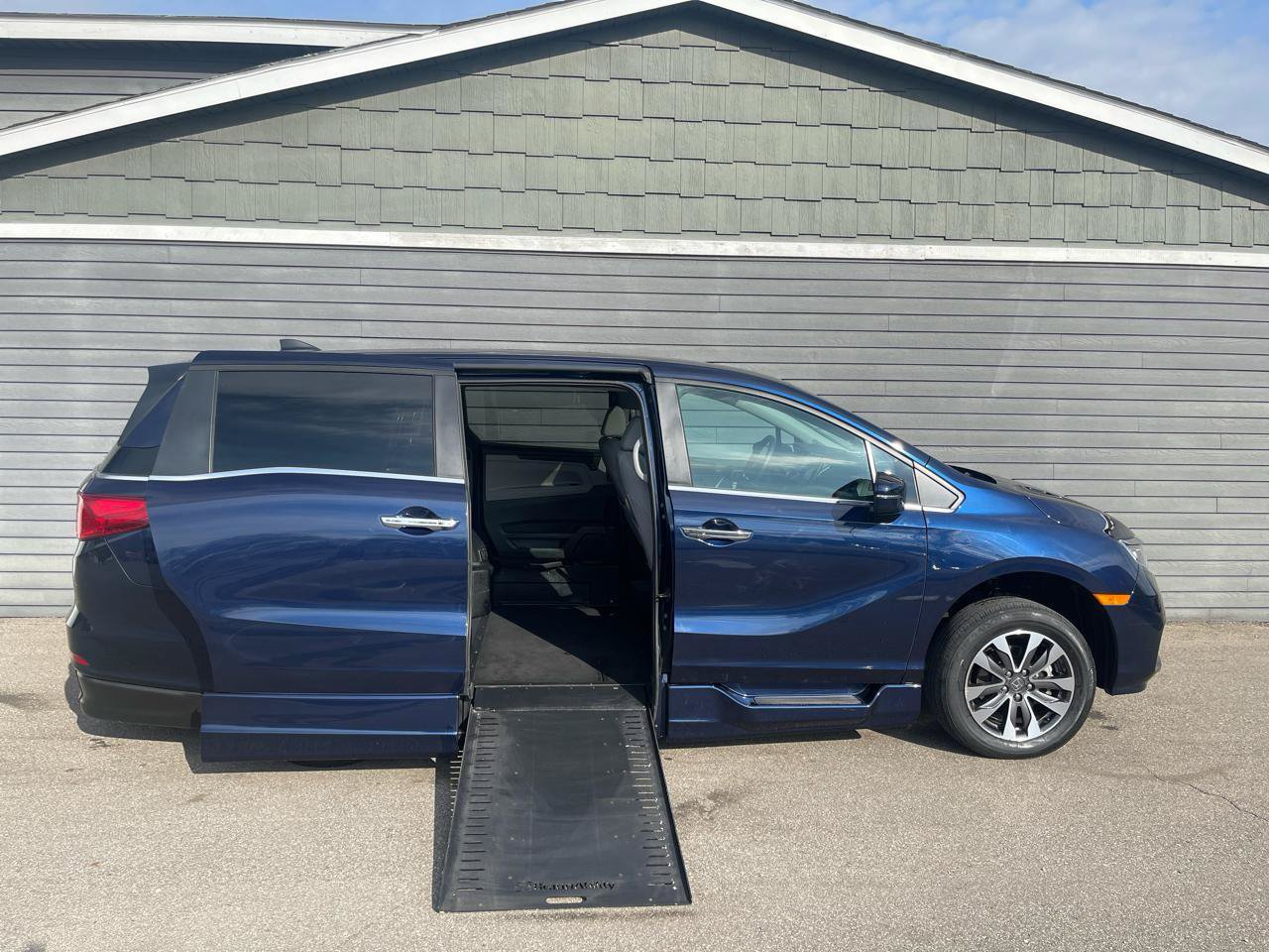 Used 2023 Honda Odyssey EX-L image 2