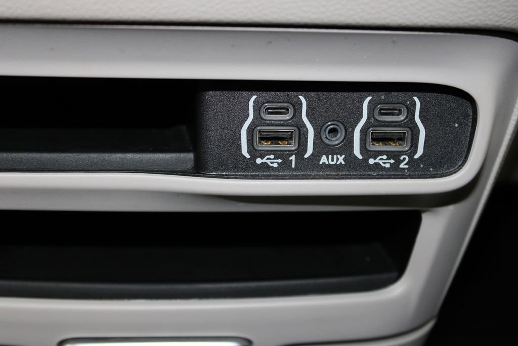 Used 2024 Chrysler Pacifica Touring-L image 53
