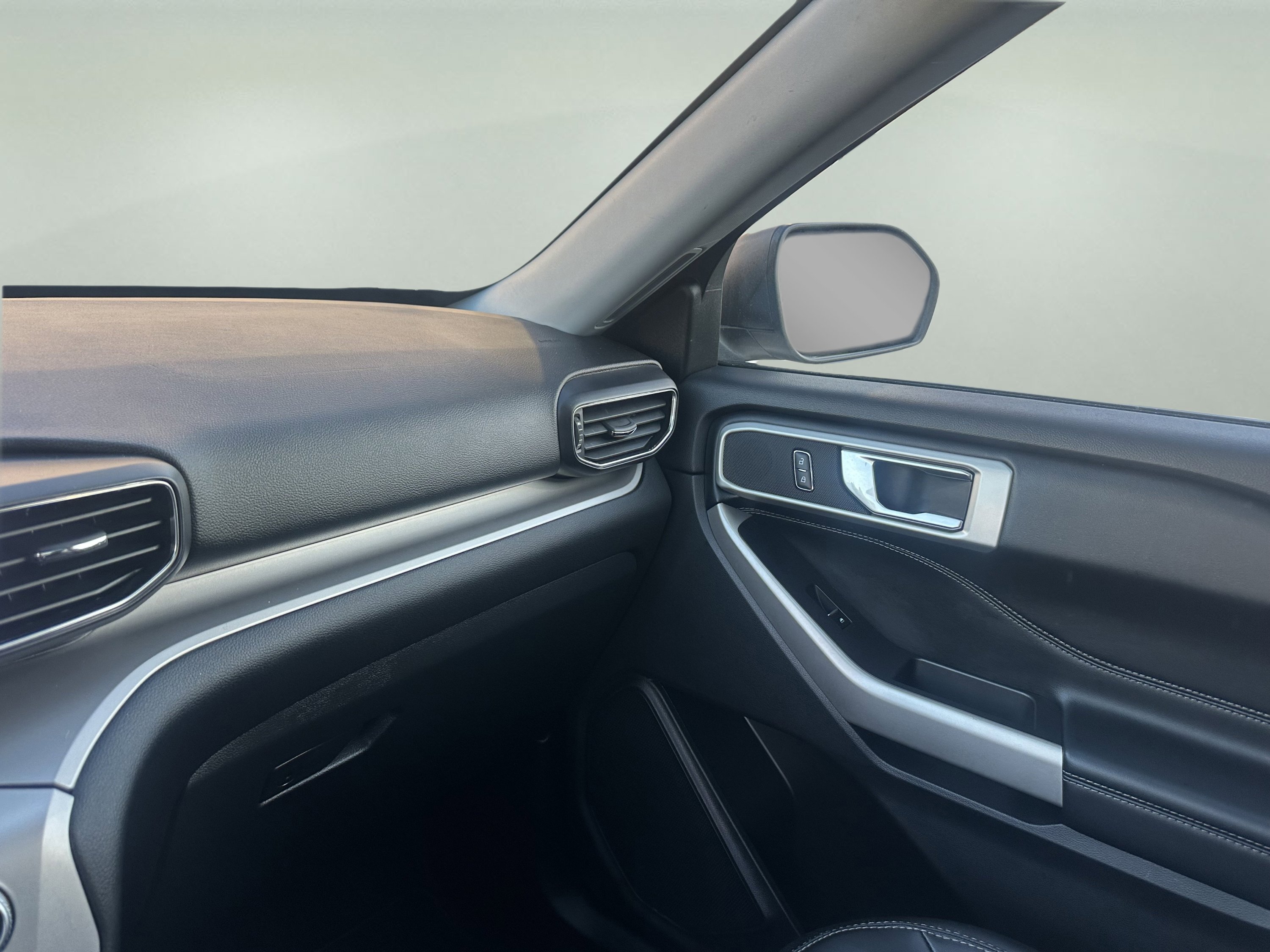 Used 2022 Ford Explorer XLT w/ Equipment Group 202A image 17