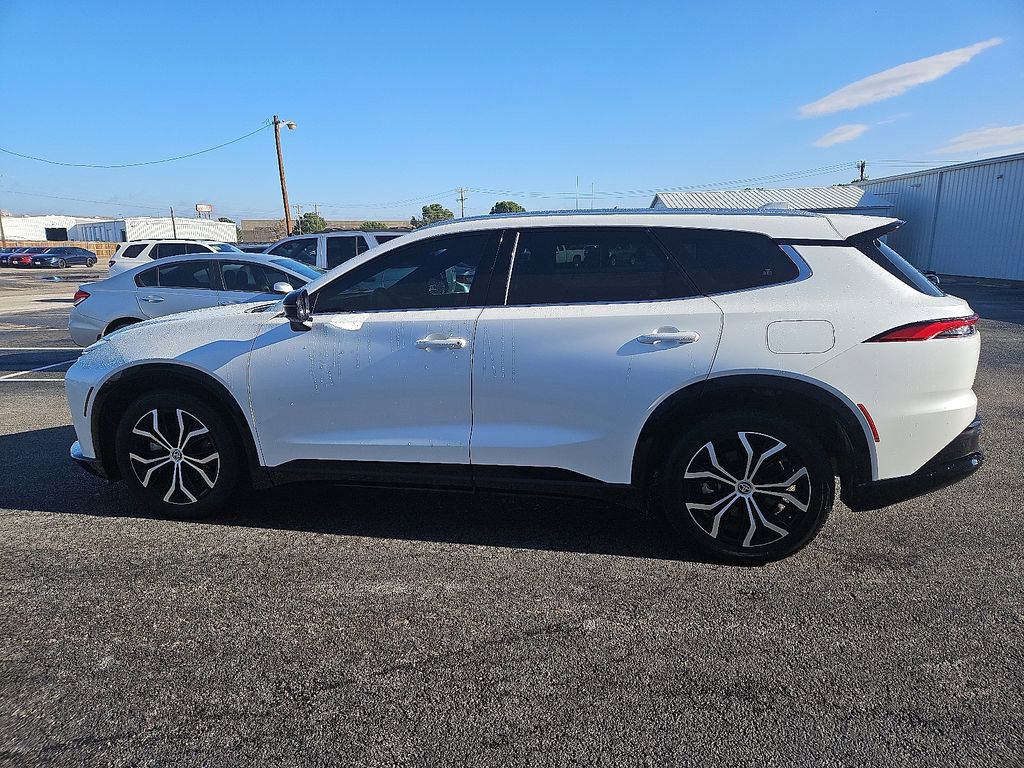 Used 2025 Toyota Crown Signia XLE image 3