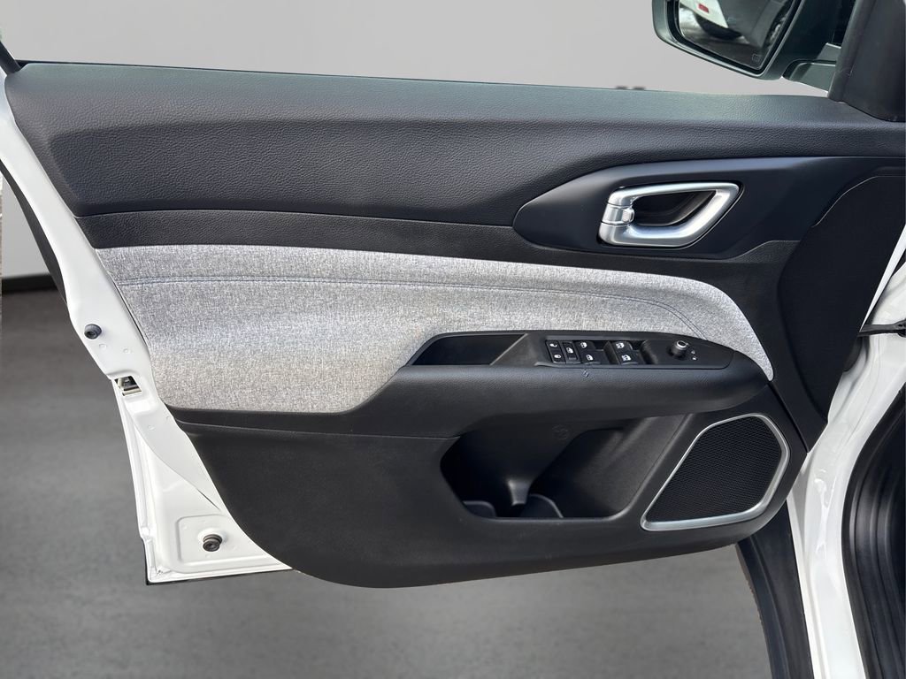 Used 2023 Jeep Compass Latitude image 22