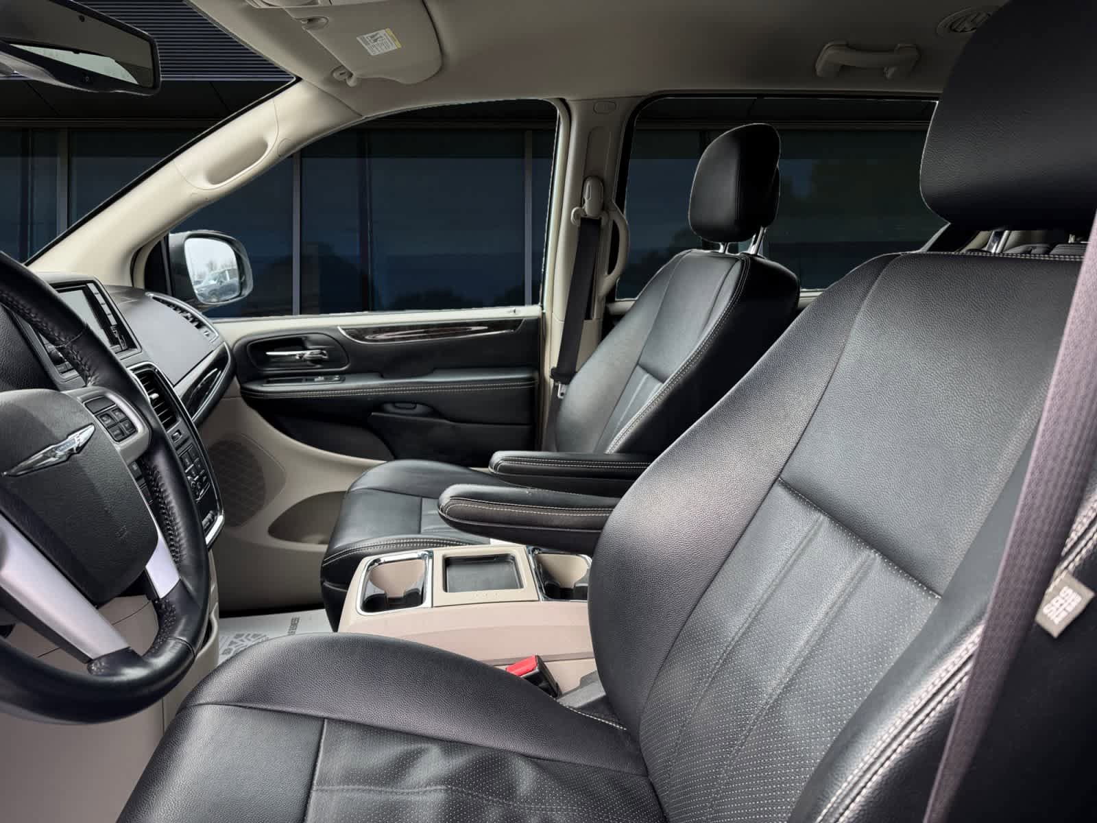 Used 2015 Chrysler Town & Country Touring-L image 2
