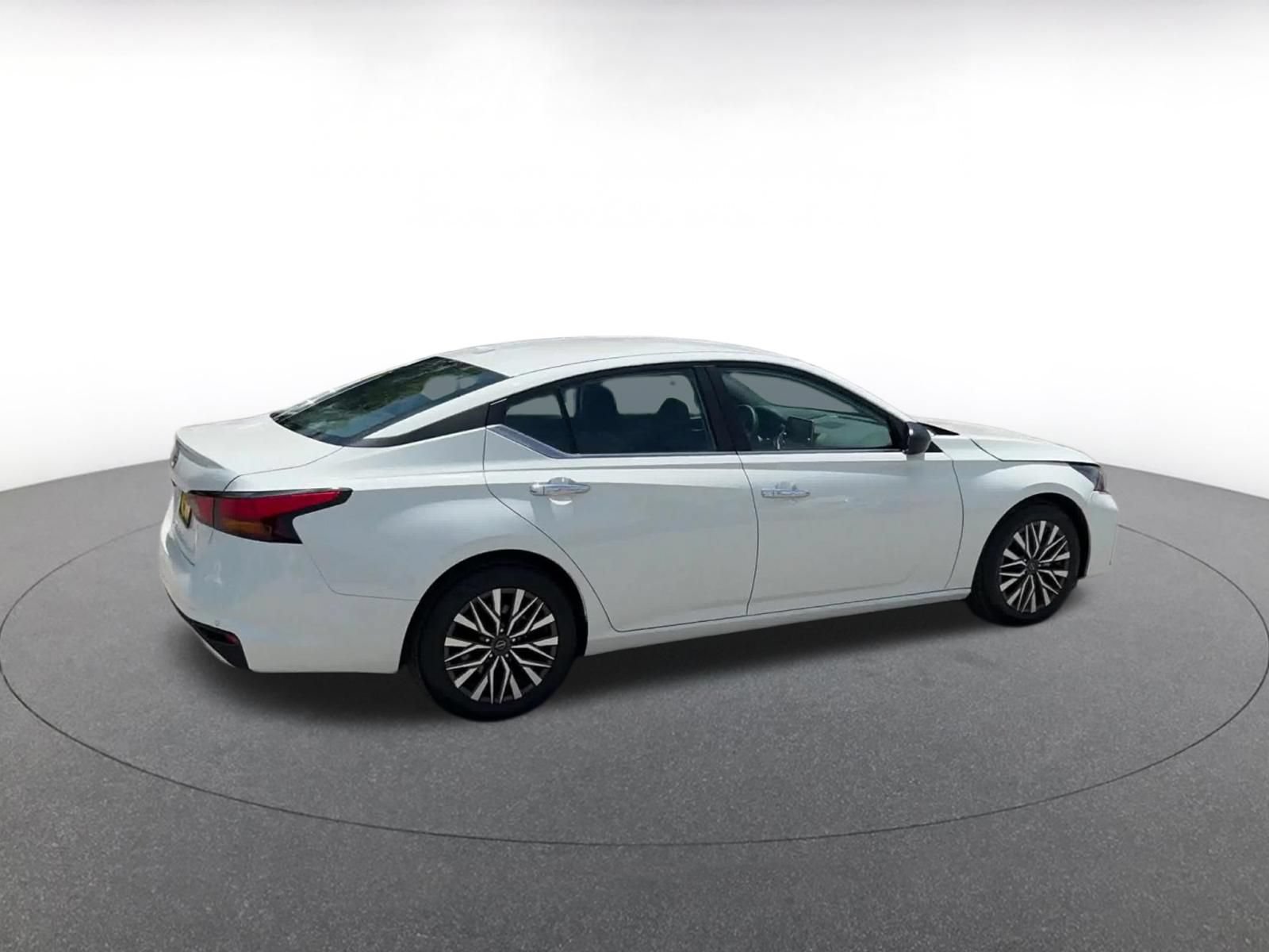 Used 2025 Nissan Altima 2.5 SV FWD image 14