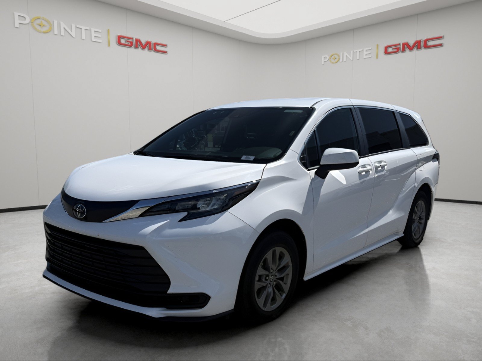 Used 2025 Toyota Sienna LE FWD image 7