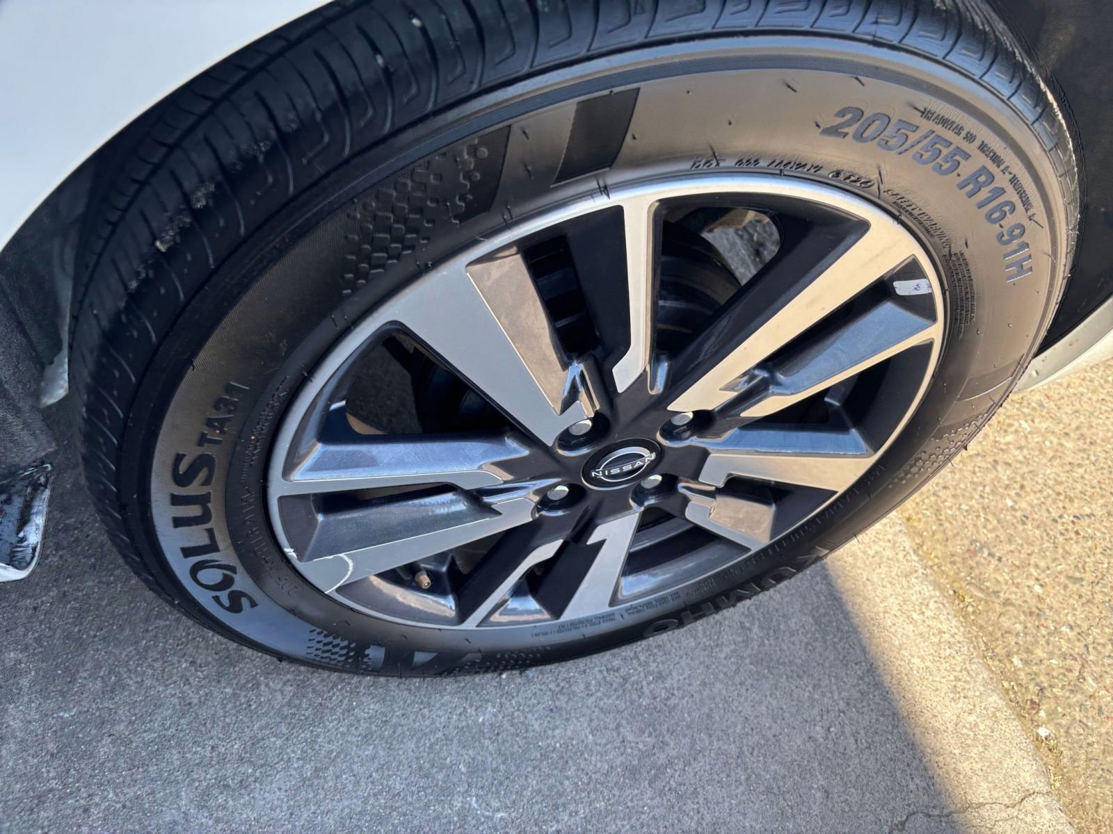 Used 2025 Nissan Versa SV FWD image 30