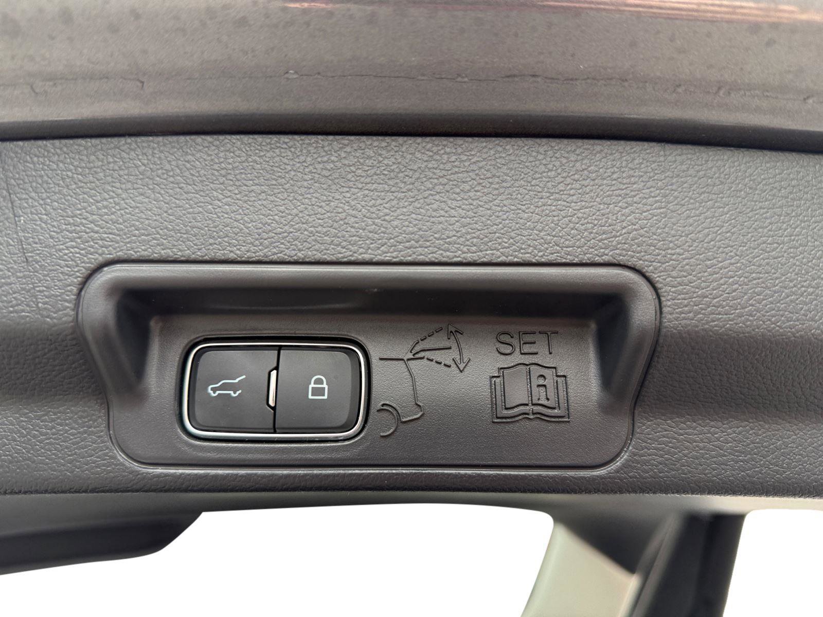 Used 2025 Ford Explorer Active AWD/4WD image 23