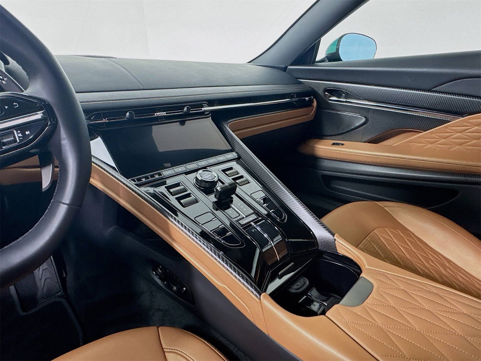 Used 2025 Aston Martin DB12 Coupe image 13