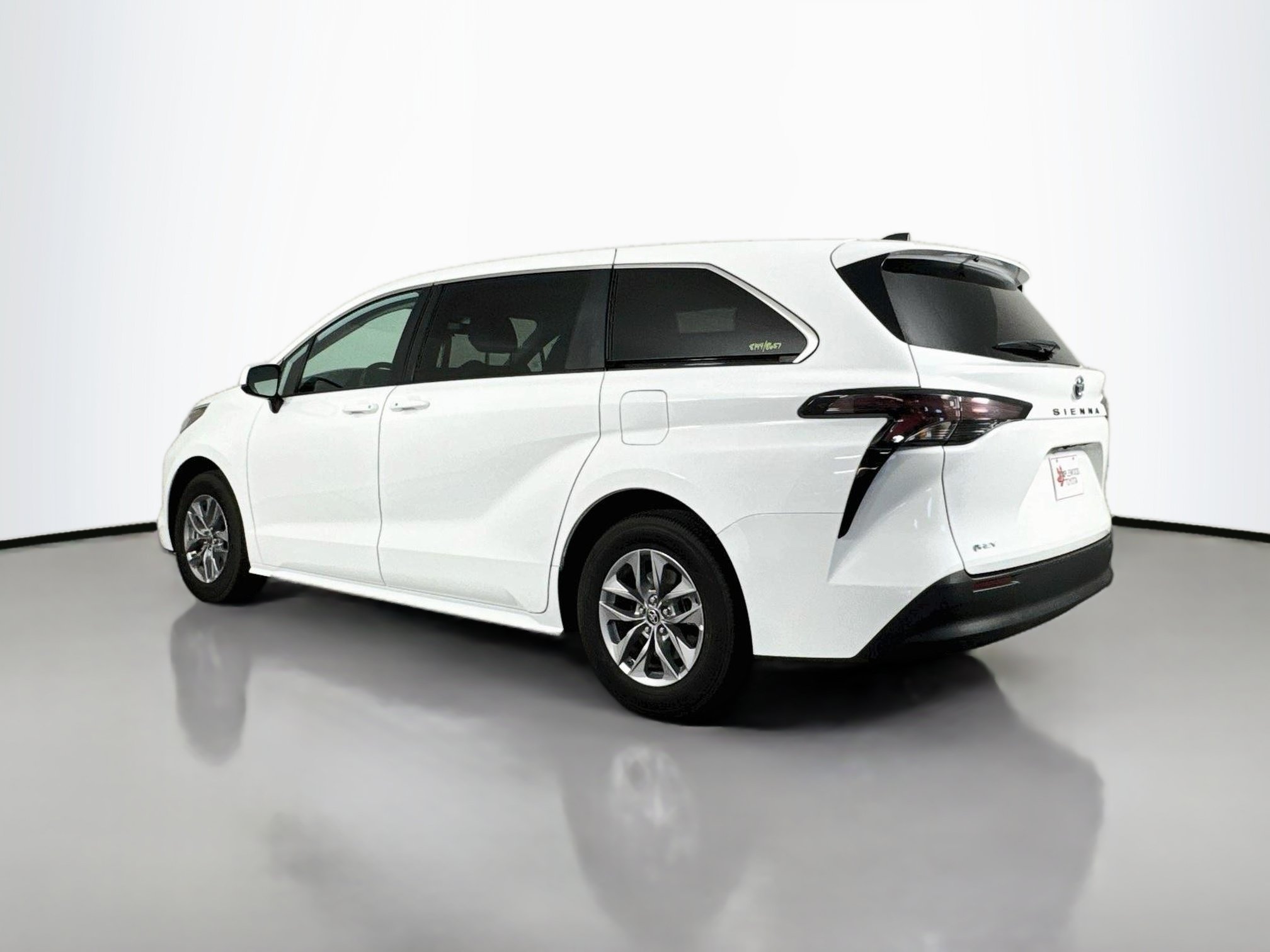 Certified 2025 Toyota Sienna LE FWD image 5