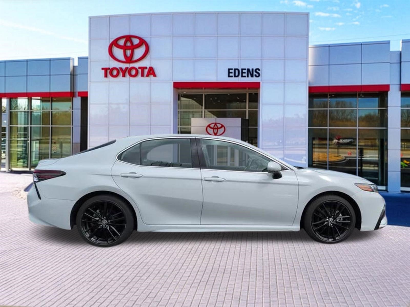Used 2024 Toyota Camry XSE FWD image 2
