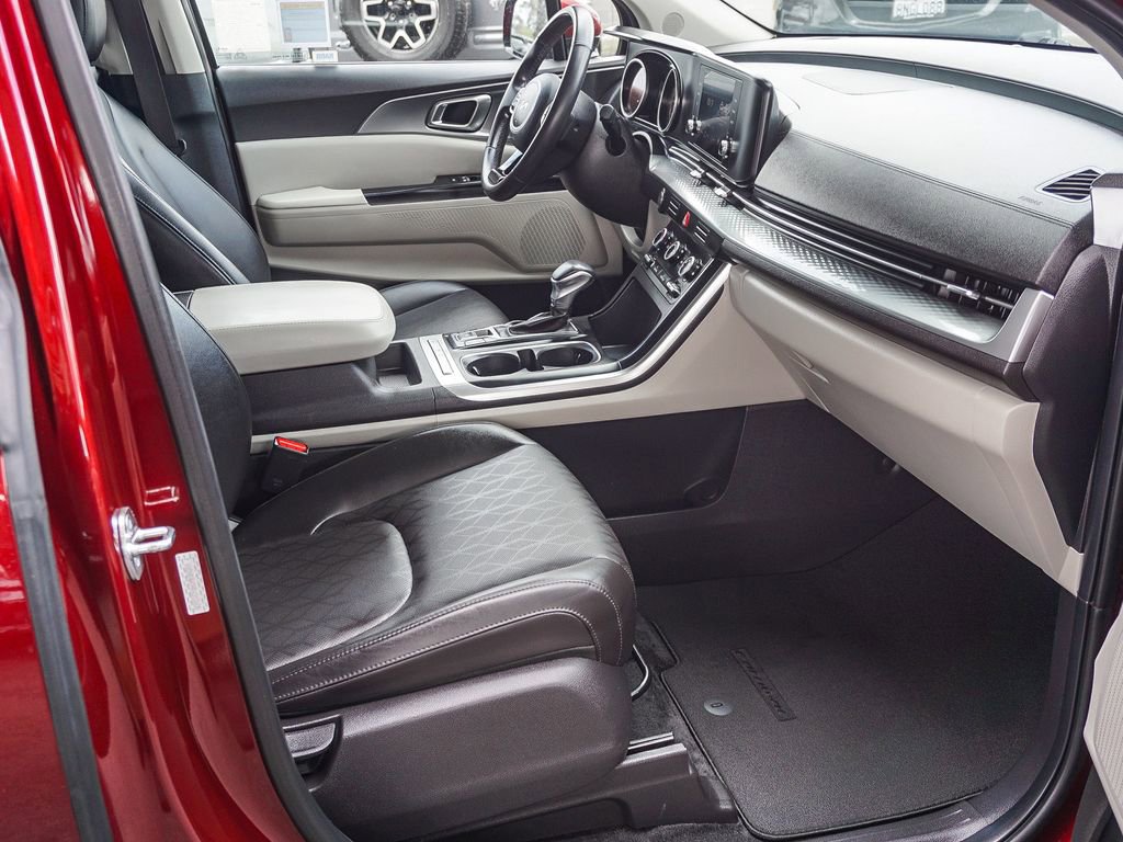 Used 2024 Kia Carnival LX FWD image 13