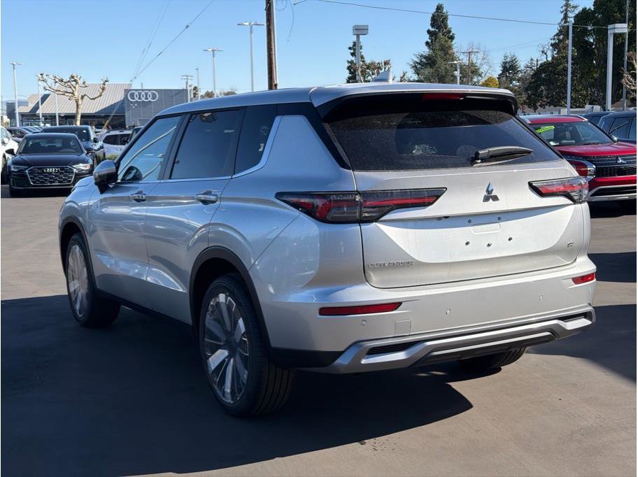 New 2026 Mitsubishi Outlander LE image 7