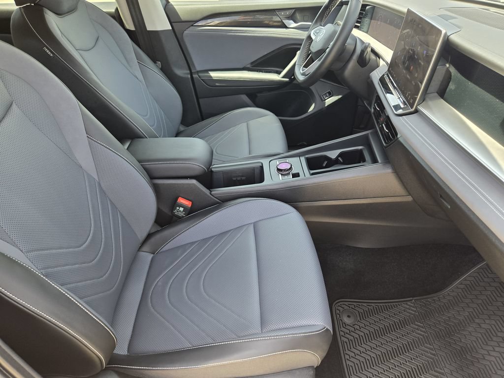 Used 2025 Volkswagen Tiguan SE AWD/4WD image 13