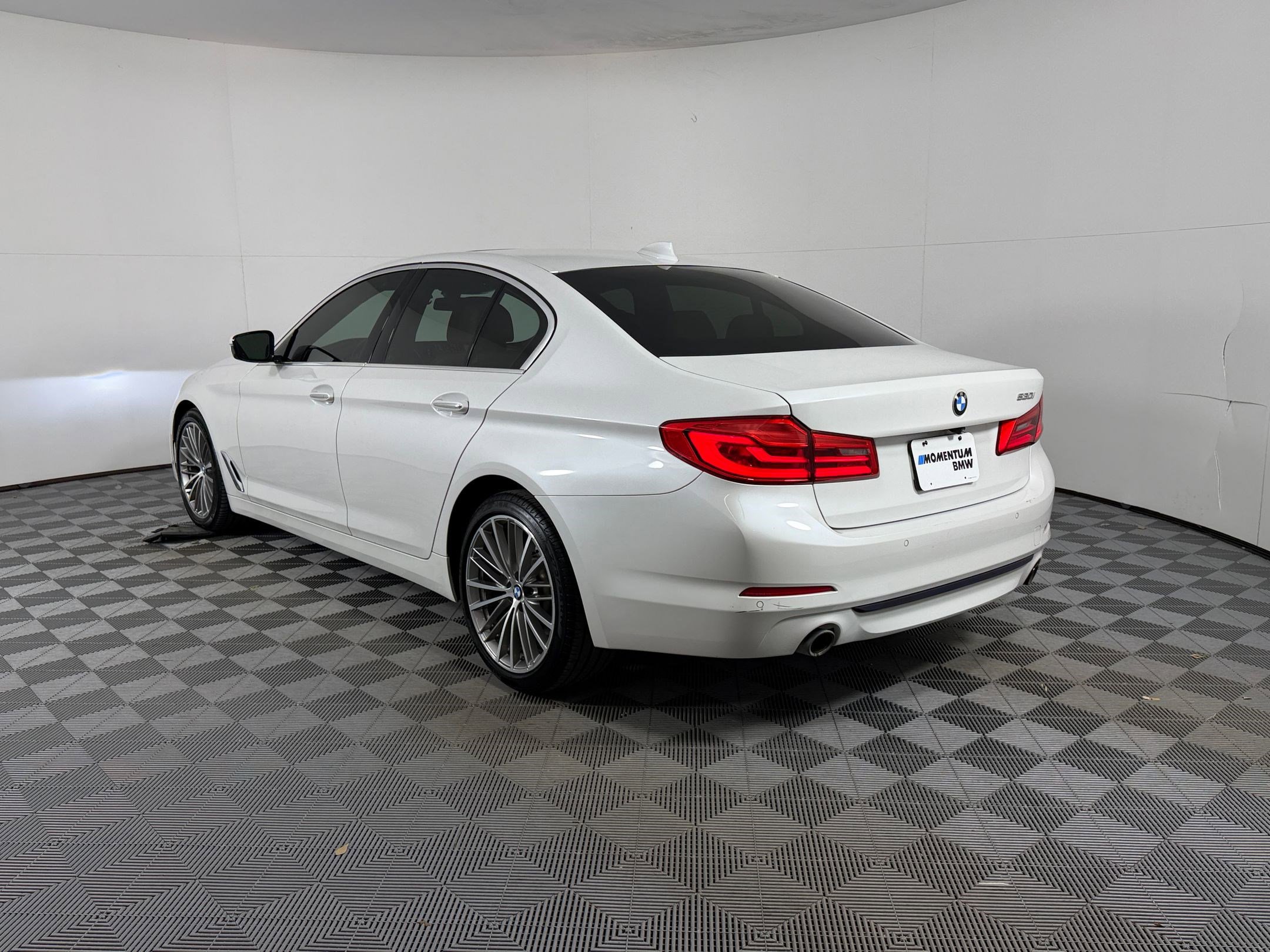 Used 2018 BMW 530i RWD image 3